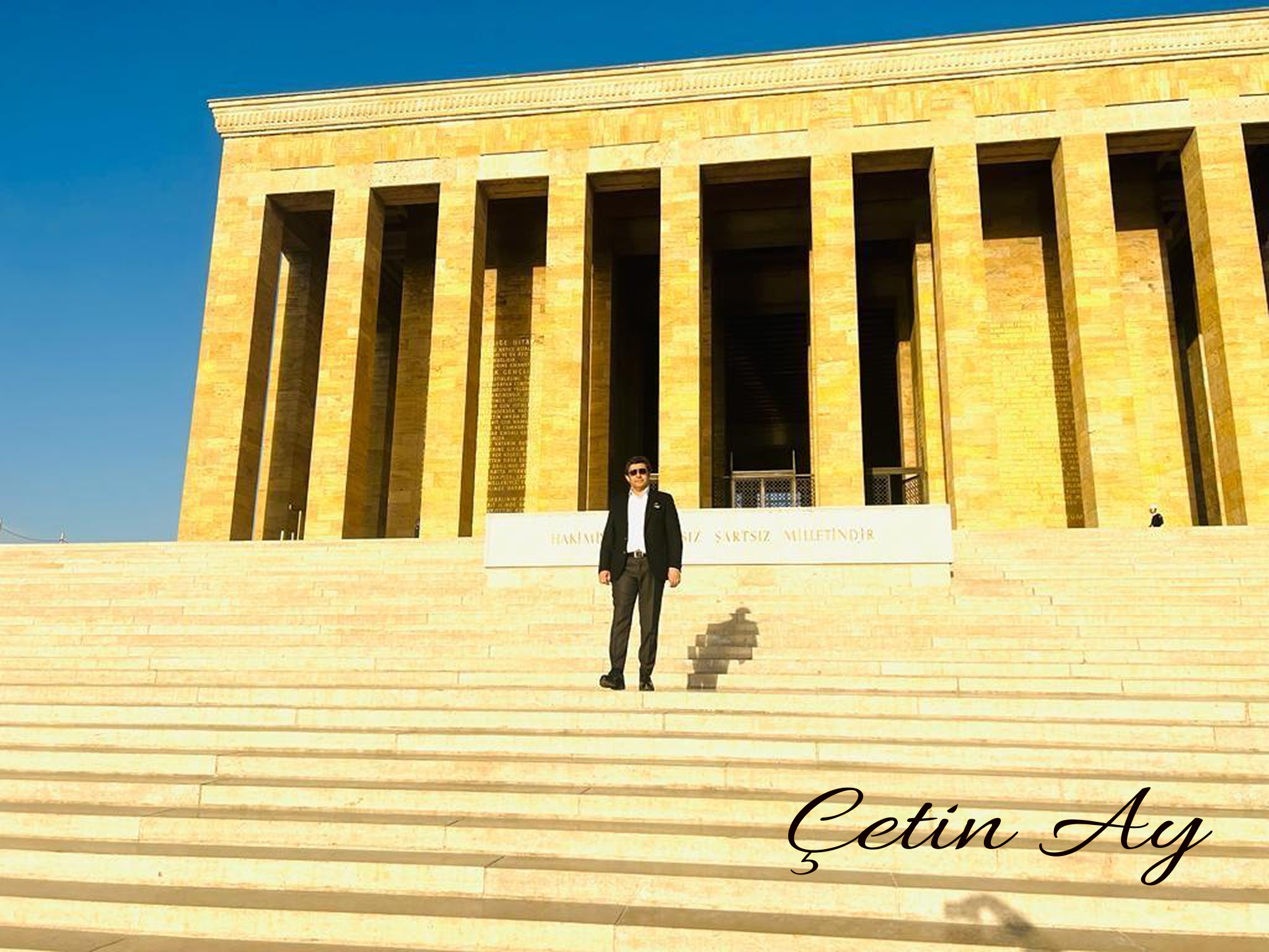 Çetin Ay, Anıtkabir'de anıt mezarın önündeki merdivenlerde